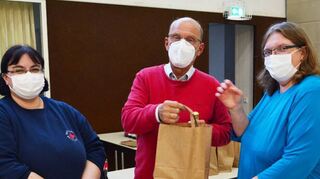 Claudia Pfeifer (links) und Stefanie Eckel ehrten Manfred Rettig (Elmshausen) für 25 Blutspenden.