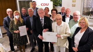 Die CDU Bensheim zeichnete zahlreiche Mitglieder für ihre langjährige Mitgliedschaft im Stadtverband aus. Auch Landtagsabgeordnete Birgit Heitland (r.) gratulierte.