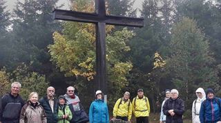 Mit Regenjacken stiegen die Naturfreunde Einhausen und Viernheim bei der Sauerland-Tour hoch zum Gipfelkreuz am Langenberg, dem mit 843,2 Metern höchsten Berg in Nordrhein-Westfalen.