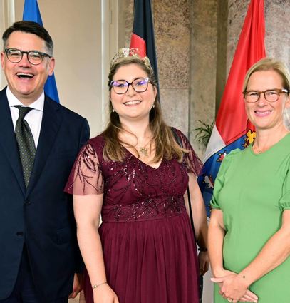 Auch die Bergsträßer Weinkönigin Stefanie I. und die Bensheimer Blütenkönigin Gina I. wurden von Ministerpräsident Boris Rhein und seiner Ehefrau Tanja Raab-Rhein empfangen.