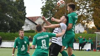 Einer Alsbacher Übermacht sieht sich hier der Bensheimer Maximilian Köhler (im weißen Trikot) beim Kopfballduell ausgesetzt; der FC 07 musste sich trotz einer starken Leistung 0:2 gegen den FCA geschlagen geben.