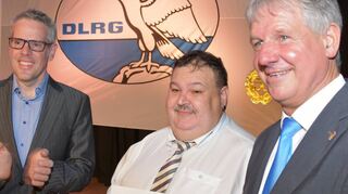 Dem Einhäuser DLRG-Vorsitzenden Gregor Wiegand (M.) wurde von Landrat Christian Engelhardt (l.) der Landesehrenbrief überreicht. Einhausens Bürgermeister Helmut Glanzner (r.) gratulierte zur Auszeichnung.