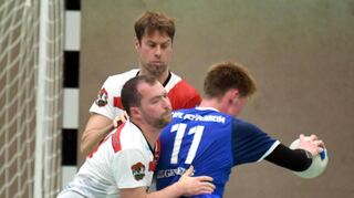 Handball HSG Bensheim/Auerbach II - HC VfL Heppenheim II v.l . Morten Stahl (Bensh.), Michael Eichhorn (Bensh,Ž.), Felix Bartke (HP)
Foto Jürgen Strieder
Tel: 01713452063