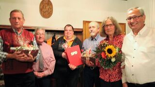 bli_ehrungen, Bild SPD 25-50 (v.l.): Willi Eichhorn (50 Jahre Mitglied), Wolfgang Helfrich (Vors.), Markus Daum (25 Jahre Mitglied), Peter Weimar, Renate Müller (beide 50 Jahre Mitglied) und Werner Heist (stellv. Vors.)