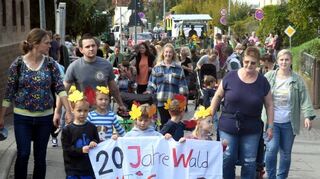 Beim Kerweumzug waren am Sonntag auch die Mädchen und Jungen des Gronauer Waldkindergartens dabei.