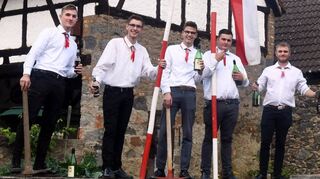 In die Rolle der Traditionsfiguren bei der Gronauer Kerb schlüpften in diesem Jahr zum ersten Mal Kerweparre Ben Rupper (r.) und Mundschenk Jannis Hoffmann, die das Kerwevolk auf dem Dorfplatz mit kleinen und großen Episoden, Geschichten und Missgeschicken unterhielten.