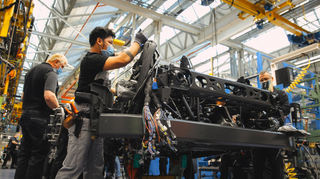 Blick in das Lkw-Montagewerk von Mercedes-Benz in Wörth.