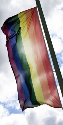 Eine Regenbogenflagge weht in Köln. Zum Start des CSD-Wochenendes in Köln hat die Kölner Oberbürgermeisterin Reker Gewalt und Anfeindungen gegen Homosexuelle scharf verurteilt. Von Köln solle an diesem Wochenende die Botschaft von Akzeptanz und Wertschätzung ausgehen. +++ dpa-Bildfunk +++