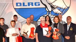 Bei der Feier der DLRG Einhausen in der Mehrzweckhalle wurden langjährige Mitglieder mit Urkunden und Vereinsnadeln geehrt. Außerdem wurden drei Mitglieder mit Verdienstabzeichen in Bronze und Silber ausgezeichnet. Rechts im Bild sind Matthias Denner vom Kreisvorstand und Gregor Wiegand, Vorsitzender der DLRG Einhausen zu sehen.