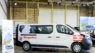 Das Land Hessen stellt mit Steuermitteln finanzierte Bürgerbusse zur Verfügung, unser Bild entstand bei einer Auslieferung. Um die Förderung eines solchen Vehikels will sich auch die Stadt Zwingenberg bewerben.