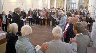 Gottesdienst mit Konfirmationsjubiläum in der Ev. Kirche Schwanheim / volles Haus bei Pfarrer Frank Fuchs (links) in der ev. Kirche in Schwanheim wo das Konfirmationsjubiläum der letzten 3 Jahre nachgeholt wurde, welche, aufgrund Corona, ausfielen. Rund 70 Personen aus Schwanheim und Umgebung, welche ihr Konfirmation in Schwanheim durchfürten, wurden von Pfarrer Fuchs geehrt und gesegnet. Dabei waren goldene, diamantene, eiserne, gnadende Kronjuwelen und sogar eine eichene Konfirmation für 80 Jahre dabei. Bild: Jürgen Strieder