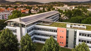 Der Ausbau von regenerativen Energien steht auch bei Dentsply Sirona im Vordergrund. So wurden auf den Dächern der Firmengebäude Solarmodule installiert. Außerdem hat das Unternehmen Großwärmepumpen angemietet.
