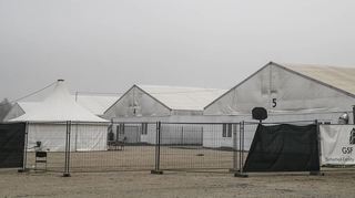 Die Kapazitäten für die Unterbringung von Flüchtlingen im Kreis Bergstraße (im Bild das Zeltdorf in Bensheim) sind knapp.