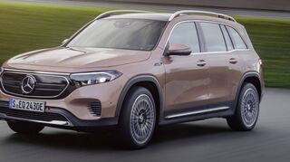 Etwas kantig, aber im typischen Elektro-Modelldesign von Mercedes fährt der EQB vor – mit Leuchtenband, Black-Panel-Grill und großem Stern.