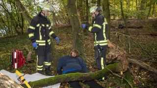 Von einem Baum getroffen: Opfer im Wald am Niederwaldsee.