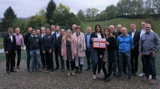 Geldregen von der Sparkasse: die Vertreter der Vereine mit Bereichsdirektor Knut Roggatz (links) und Bürgermeister und Verwaltungsratsvorsitzenden Rainer Burelbach (Mitte).