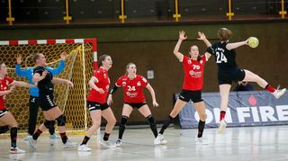 Die A-Flames haben am zweiten Spieltag der Vorrunde in der Bundesliga gegen Bayer Leverkusen den Kürzeren gezogen. Die Abwehr (in den roten Trikots) stand gut, die Bensheimerinnen ließen aber viele Chancen ungenutzt.