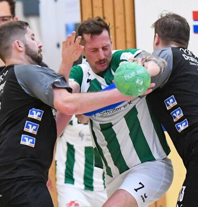 Der Friedrichsfelder Tobias Seel (Mitte, hier gegen die Wieslocher Alexander Sauer und rechts Lukas Petroczi) machte ein starkes Spiel.