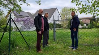Die FDP will ein ehemaliges Kleingartengelände in Rodau reaktivieren, der Magistrat soll ein Nutzungskonzept dafür entwickeln – einen entsprechenden Prüfantrag der Freidemokraten hat die Stadtverordnetenversammlung gebilligt. Unser Bild entstand bei einem Ortstermin der FDP im Frühjahr und zeigt (v.l.) die Liberalen Wolfgang Dams, Wolfgang Volk und Peter Götz.
