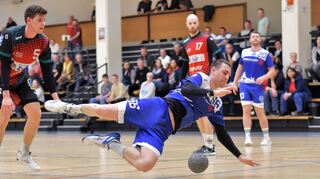 Der Heppenheimer Daniel Schneider kommt im Heimspiel gegen die HSG Fürth/Krumbach im Angriff zu Fall.