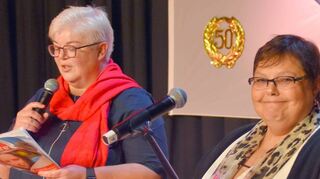 Konstanze Hiemenz (l.) und Brigitte Wiegand informierten über 50 Jahre Geschichte der DLRG Einhausen.