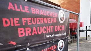 Mit einem Banner am Feuerwehrhaus werben die Einhäuser Brandschützer um weitere aktive Mitstreiter. Mit derzeit 50 Einsatzkräften ist die Wehr aktuell unterbesetzt.