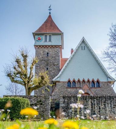Die evangelische Kirche Gadernheim wird am 5. November illuminiert.
