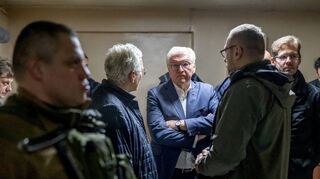 Bundespräsident Steinmeier wartet während des Luftalarms im Luftschutzbunker in Korjukiwka.