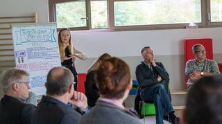 Bundestagsabgeordneter Michael Meister (CDU) sprach in der Kita am Berliner Ring mit Kita-Leitungen, Elternbeiräten und der Bürgermeisterin über die Beendigung des Bundesprogramms „Sprach-Kitas“.