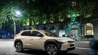 mid Groß-Gerau - Seine Premiere im elfenbeinfarbenen Design feiert der Toyota bZ4x auf der Europäischen Taximesse in Essen am 4.und 5. November.