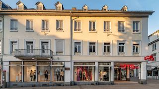 Der Gebäudekomplex des Kaufhauses Krämer vom Marktplatz aus gesehen.