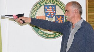 Beobachtet von zwei Teilnehmern zielte Helmut Hübner beim Gaudischießen des SV Einhausen mit einer Laserpistole auf eine Ringscheibe. ML/BILD: WEINBACH