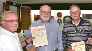 Im Rahmen einer Zusammenkunft zum 40- jährigen Bestehen des Schützenvereins Einhausen wurden einige Mitglieder geehrt: (v.l.) die Gründungsmitglieder Sigurd Stephan und Albert Grieser sowie Jürgen Silber (10 Jahre Mitglied). Bürgermeister Helmut Glanzner gratulierte.