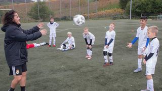 Spanische Fußballschule beim FC Starkenburgia mit Trainerin Christina.