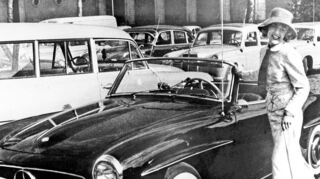 Ein privater Schnappschuss, der zum ikonischen Bild wurde: Rosemarie Nitribitt mit ihrem Mercedes 190 SL und Hund Joe vor Halle 3 auf dem Messegelände.