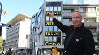 Hier ist es passiert: Stadtführer Christian Setzepfandt zeigt auf die frühere Wohnung von Rosemarie Nitribitt in der Stiftstraße 36, ganz oben links.