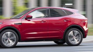Kompakt und knuffig kommt der E-Pace von Jaguar daher, der einem „Facelift“ unterzogen wurde.