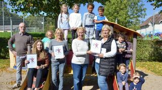 Dina Stolz (vorne Mitte) überreichte die Gütesiegel im Kindergarten Pfalzbach-Wichtel in Wald-Erlenbach.