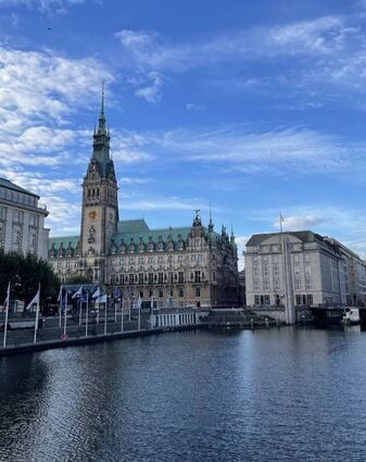 An Wasser kommt man bei einem Hamburg-Besuch nicht vorbei. So liegt das Rathaus an der Binnenalster (l.) und die Speicherstadt ist durchzogen von Kanälen.