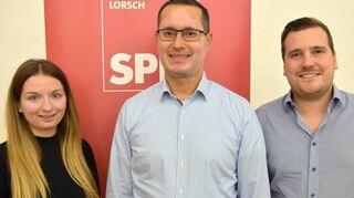 Der Lorscher SPD-Vorsitzende Marcel Claros (M.) stellte im Paul-Schnitzer-Saal die SPD-Bewerber für die Direktkandidatur im Wahlkreis Bergstraße-West bei der Landtagswahl 2023 vor: Simone Reiners und Michael Kosbau.