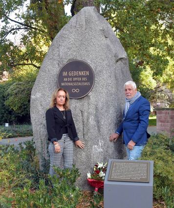 Auf dem ehemaligen Gelände der Psychiatrie in Heppenheim wird an die Zwangsarbeiter des Zweiten Weltkrieges erinnert. Siliva Pascale und Orlando Materassi, Nachfahren italienischer Kriegsgefangener, legen Blumen am Mahnmal nieder.