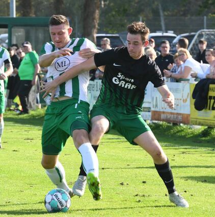 Darius Ramonas (links) vom VfR Fehlheim II und Leon Elvenkemper vom SC Rodau im intensiven Kampf um den Ball.
