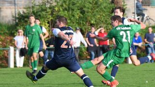 Paul Herbel (re./Nr. 21) versucht sein Glück, er ging gestern aber leer aus und der VfR Fehlheim kassierte mit dem 2:4 gegen die Spvgg Neu-Isenburg die zweite Saisonniederlage.