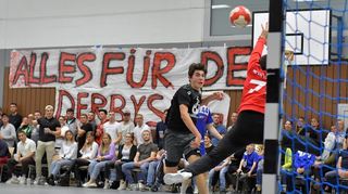 Die SVE-Handballer erhörten den Aufruf der Fans (Plakat im Hintergrund), gaben alles für den Derbysieg. Hier wirft der insgesamt sechsfache Torschütze Maximilian Diesterweg aufs Heppenheimer Tor.