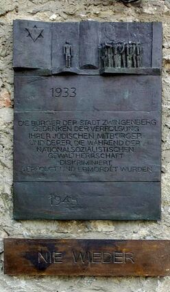 Nach der Gedenkveranstaltung der SPD Zwingenberg für die Opfer der NS-Zeit wird an der Gedenktafel am Rathaus ein Kranz niedergelegt.