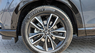 mid Groß-Gerau - 18 Zoll Felgen sind Standard, hier mit Michelin Primacy 225/50 R18 Bereifung.