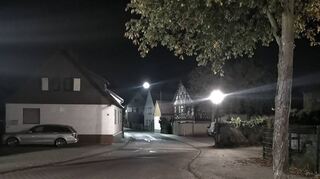 Noch leuchten auch nachts die Straßenlaternen in Lorsch, so wie hier in der Nähe des Kaiser-Wilhelm-Platzes.