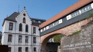 Am Bendheimplatz an der Nibelungenstraße stand die letzte Synagoge Bensheims, die am 10. November 1938 zerstört wurde. Am Jahrestag findet dort eine Gedenkveranstaltung statt.