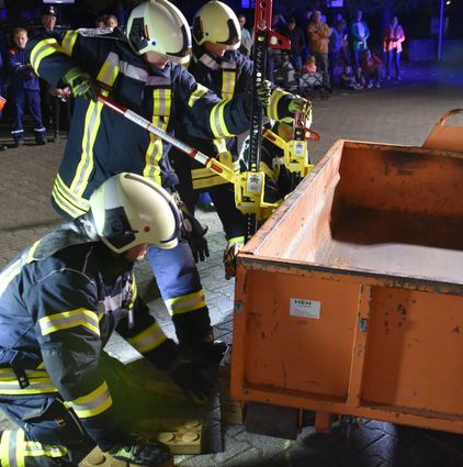 Mit zwei „Highliftern“ hoben die Einsatzkräfte der Feuerwehr bei der Inspektion einen tonnenschweren Eisenbehälter an.