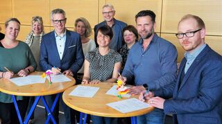 Die Grundschule in den Kappesgärten ist dem Pakt für den Nachmittag beigetreten. Am Mittwoch unterzeichneten Vertreter aller Beteiligten die Vereinbarung – darunter die Schulleiterin der Grundschule Helga Krumbeim (4.v.r.) und Landrat Christian Engelhardt (5.v.l.).